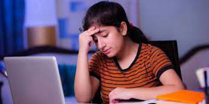 അധ്യാപകര്ക്കിടയിലും കോവിഡ് വ്യാപിക്കുന്നു ; ഓണ്ലൈന് ക്ലാസുകൾ പ്രതിസന്ധിയില് അധ്യാപകര്ക്കിടയിലും കോവിഡ് വ്യാപിക്കുന്നു ; ഓണ്ലൈന് ക്ലാസുകൾ പ്രതിസന്ധിയില്