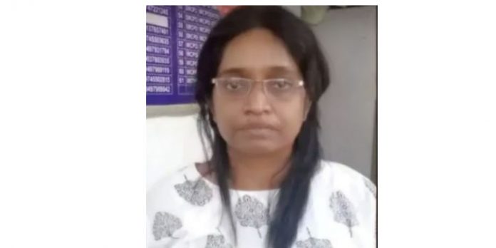 ജോലി വാഗ്ദാനം ചെയ്ത് തട്ടിപ്പ് ; മുന് മന്ത്രിയുടെ പി.എയുടെ മകള് പിടിയില് ജോലി വാഗ്ദാനം ചെയ്ത് തട്ടിപ്പ് ; മുന് മന്ത്രിയുടെ പി.എയുടെ മകള് പിടിയില്
