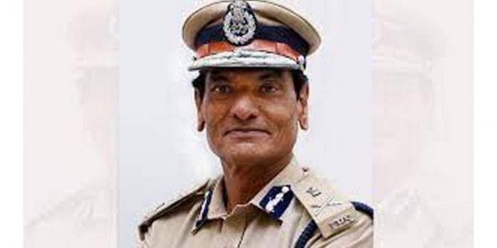 പോലീസ് ആസ്ഥാനത്തെ മിനസ്റ്റീരിയല് ജീവനക്കാരെ കുടഞ്ഞ് ഡിജിപി പോലീസ് ആസ്ഥാനത്തെ മിനസ്റ്റീരിയല് ജീവനക്കാരെ കുടഞ്ഞ് ഡിജിപി