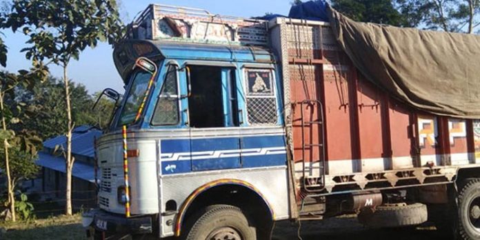 പത്തനംതിട്ടയിലേക്ക് ബിവറേജസ് ലോഡുമായി എത്തിയ ലോറിക്ക് നേരെ ആക്രമണം പത്തനംതിട്ടയിലേക്ക് ബിവറേജസ് ലോഡുമായി എത്തിയ ലോറിക്ക് നേരെ ആക്രമണം