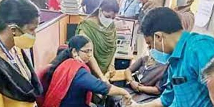 കൈക്കൂലി വാങ്ങിയ കേസില് വിജിലന്സ് പിടിയിലായ പരീക്ഷ വിഭാഗം അസിസ്റ്റന്റ് സി.ജെ എല്സിയെ സസ്പെന്ഡ് ചെയ്തു കൈക്കൂലി വാങ്ങിയ കേസില് വിജിലന്സ് പിടിയിലായ പരീക്ഷ വിഭാഗം അസിസ്റ്റന്റ് സി.ജെ എല്സിയെ സസ്പെന്ഡ് ചെയ്തു