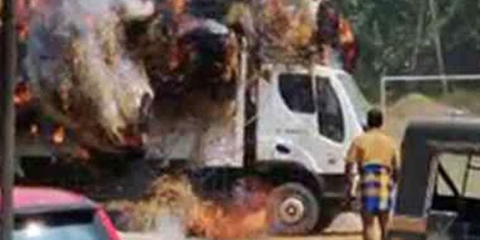 വൈക്കോല് കയറ്റിവന്ന ലോറിക്ക് തീപിടിച്ചു വൈക്കോല് കയറ്റിവന്ന ലോറിക്ക് തീപിടിച്ചു