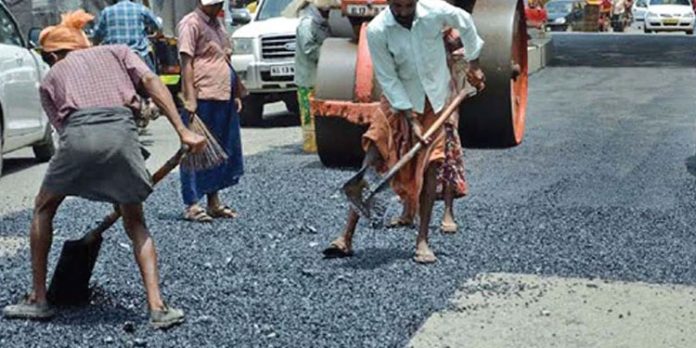 തകരാറില്ലാത്ത റോഡില് ടാറിങ് ചെയ്ത അസി.എക്സി.എന്ജിനീയറടക്കം മൂന്നുപേര്ക്ക് സസ്പെന്ഷന് തകരാറില്ലാത്ത റോഡില് ടാറിങ് ചെയ്ത അസി.എക്സി.എന്ജിനീയറടക്കം മൂന്നുപേര്ക്ക് സസ്പെന്ഷന്