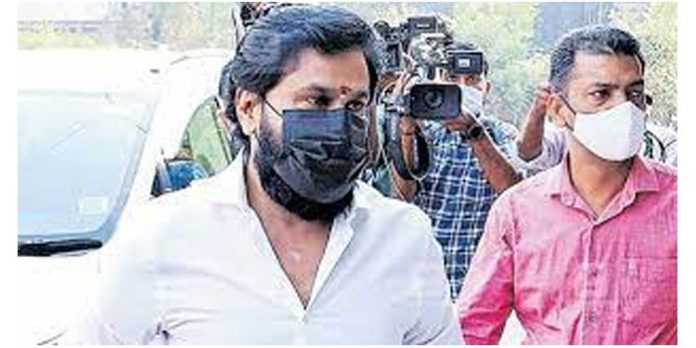 ഉദ്യോഗസ്ഥരെ വധിക്കാന് ഗൂഢാലോചന നടത്തിയ കേസിലെ ആറ് ഫോണുകള് കോടതിയില് എത്തിച്ചു ഉദ്യോഗസ്ഥരെ വധിക്കാന് ഗൂഢാലോചന നടത്തിയ കേസിലെ ആറ് ഫോണുകള് കോടതിയില് എത്തിച്ചു