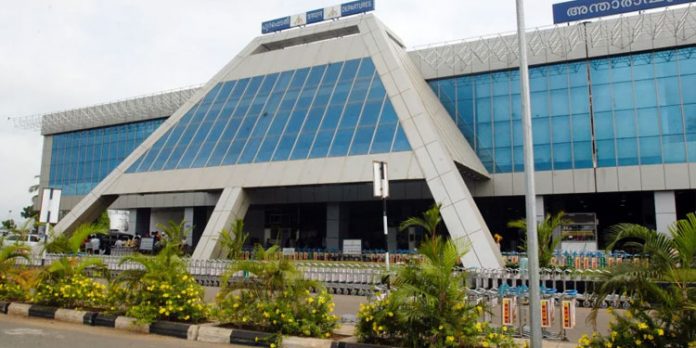 കോഴിക്കോട് വിമാനത്താവളത്തിൽ 49 ലക്ഷം രൂപയുടെ സ്വർണവും വിദേശ കറൻസിയും പിടികൂടി കോഴിക്കോട് വിമാനത്താവളത്തിൽ 49 ലക്ഷം രൂപയുടെ സ്വർണവും വിദേശ കറൻസിയും പിടികൂടി