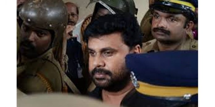 ദിലീപിന്റെ മൊബൈല് ഫോണുകള് സര്വീസ് ചെയ്തിരുന്ന യുവാവിന്റെ മരണത്തില് പുനരന്വേഷണം ആവശ്യപ്പെട്ട് യുവാവിന്റെ ബന്ധുക്കള് ദിലീപിന്റെ മൊബൈല് ഫോണുകള് സര്വീസ് ചെയ്തിരുന്ന യുവാവിന്റെ മരണത്തില് പുനരന്വേഷണം ആവശ്യപ്പെട്ട് യുവാവിന്റെ ബന്ധുക്കള്