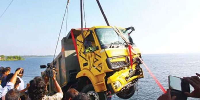 തണ്ണീര്മുക്കം ബണ്ടില് നിന്ന് കായലില് വീണ ടോറസ് ലോറി കരയ്ക്കു കയറ്റി തണ്ണീര്മുക്കം ബണ്ടില് നിന്ന് കായലില് വീണ ടോറസ് ലോറി കരയ്ക്കു കയറ്റി