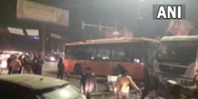 ഇലക്ട്രിക് ബസ് നിയന്ത്രണം വിട്ട് കാല്നട യാത്രക്കാര്ക്കിടയിലേക്ക് പാഞ്ഞുകയറി : ആറ് മരണം ഇലക്ട്രിക് ബസ് നിയന്ത്രണം വിട്ട് കാല്നട യാത്രക്കാര്ക്കിടയിലേക്ക് പാഞ്ഞുകയറി : ആറ് മരണം