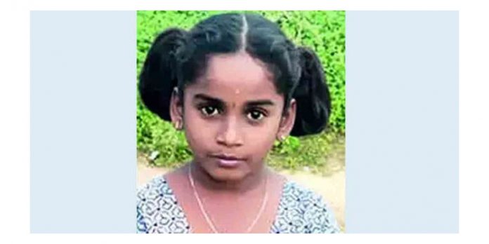 ബൈക്കിൽ ആശുപത്രിയിലേക്കു പോയ പെൺകുട്ടി ഷാൾ കഴുത്തിൽ മുറുകി റോഡിൽ വീണു മരിച്ചു ബൈക്കിൽ ആശുപത്രിയിലേക്കു പോയ പെൺകുട്ടി ഷാൾ കഴുത്തിൽ മുറുകി റോഡിൽ വീണു മരിച്ചു