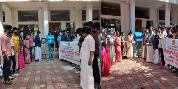 കലഞ്ഞൂര് ഹയർസെക്കന്ററി സ്കൂളില് എന്എസ്എസ്സിന്റെ വക പുസ്തകക്കുട് കലഞ്ഞൂര് ഹയർസെക്കന്ററി സ്കൂളില് എന്എസ്എസ്സിന്റെ വക പുസ്തകക്കുട്