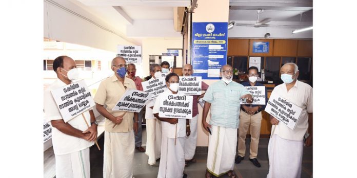 ട്രഷറി തട്ടിപ്പ് ; പ്രതികളെ അറസ്റ്റ് ചെയ്യുക – പെന്ഷനേഴ്സ് സംഘ് ട്രഷറി തട്ടിപ്പ് ; പ്രതികളെ അറസ്റ്റ് ചെയ്യുക – പെന്ഷനേഴ്സ് സംഘ്