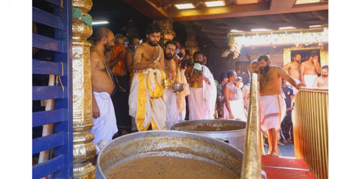 ആലങ്ങാട്ട് സംഘത്തിന്റെ പന്തിരുനാഴി നിവേദ്യം ഭഗവാന് സമര്പ്പിച്ചു ആലങ്ങാട്ട് സംഘത്തിന്റെ പന്തിരുനാഴി നിവേദ്യം ഭഗവാന് സമര്പ്പിച്ചു