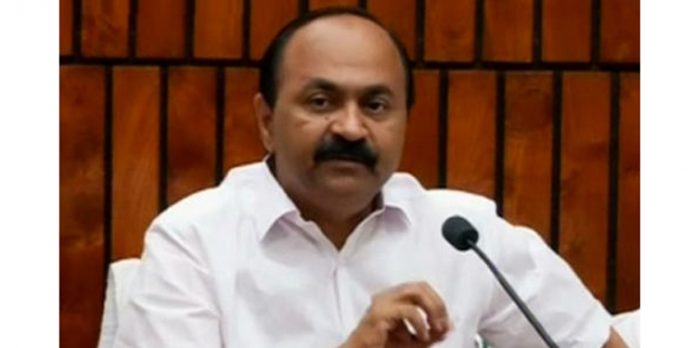 മുഖ്യമന്ത്രിയും പാര്ട്ടി സെക്രട്ടറിയും വര്ഗീയത പറയാന് മത്സരിക്കുന്നു : വി ഡി സതീശന് മുഖ്യമന്ത്രിയും പാര്ട്ടി സെക്രട്ടറിയും വര്ഗീയത പറയാന് മത്സരിക്കുന്നു : വി ഡി സതീശന്