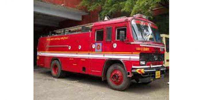 സര്വീസ് വയറില് കുടുങ്ങിയ പ്രാവിന് അഗ്നിരക്ഷാസേന തുണയായി സര്വീസ് വയറില് കുടുങ്ങിയ പ്രാവിന് അഗ്നിരക്ഷാസേന തുണയായി