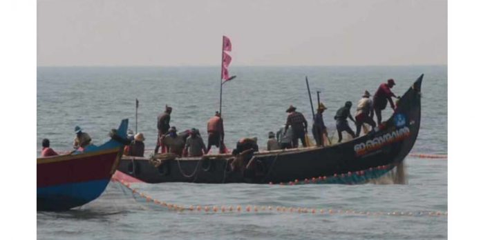 പരമ്പരാഗത മത്സ്യബന്ധന യാനങ്ങൾക്കുള്ള മണ്ണെണ്ണ പെർമിറ്റ് ; ഏകദിന സംയുക്ത പരിശോധന മാറ്റിവെച്ചു പരമ്പരാഗത മത്സ്യബന്ധന യാനങ്ങൾക്കുള്ള മണ്ണെണ്ണ പെർമിറ്റ് ; ഏകദിന സംയുക്ത പരിശോധന മാറ്റിവെച്ചു