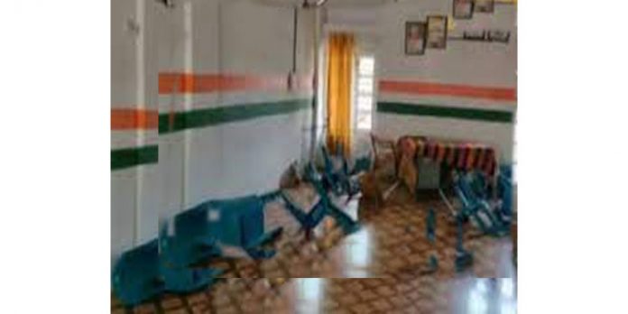 തിരുവല്ലയിൽ എസ്എഫ്ഐ പ്രതിഷേധം അക്രമാസക്തം ; കോൺഗ്രസ് ബ്ലോക്ക് കമ്മിറ്റി ഓഫീസ് അടിച്ചുതകർത്തു തിരുവല്ലയിൽ എസ്എഫ്ഐ പ്രതിഷേധം അക്രമാസക്തം ; കോൺഗ്രസ് ബ്ലോക്ക് കമ്മിറ്റി ഓഫീസ് അടിച്ചുതകർത്തു