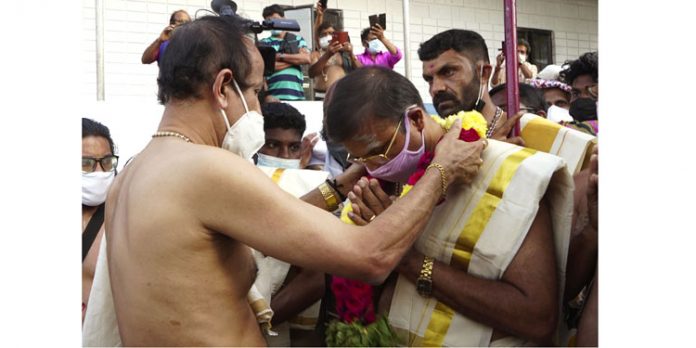 പന്തളം രാജപ്രതിനിധിയെ വരവേറ്റു പന്തളം രാജപ്രതിനിധിയെ വരവേറ്റു