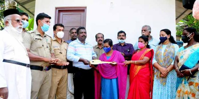 നാടകപ്രതിഭയ്ക്ക് പാർക്കാൻ സ്വന്തമിടമൊരുക്കി ജനമൈത്രി പോലീസ് നാടകപ്രതിഭയ്ക്ക് പാർക്കാൻ സ്വന്തമിടമൊരുക്കി ജനമൈത്രി പോലീസ്