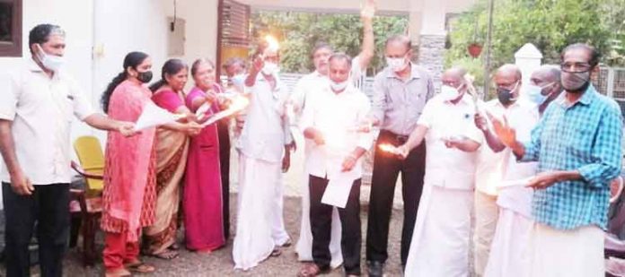 കെ – റെയിൽ സിൽവർ ലൈൻ വിരുദ്ധ ജനകീയ സമിതി പ്രതിഷേധം ; ഡിപിആർ കത്തിച്ചു കെ – റെയിൽ സിൽവർ ലൈൻ വിരുദ്ധ ജനകീയ സമിതി പ്രതിഷേധം ; ഡിപിആർ കത്തിച്ചു