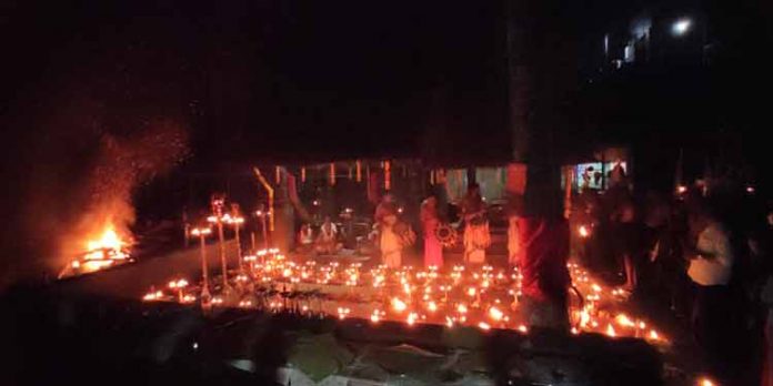 മല ഉണര്ത്തി കല്ലേലി കാവില് ആഴി പൂജയും വെള്ളം കുടി നിവേദ്യവും സമര്പ്പിച്ചു മല ഉണര്ത്തി കല്ലേലി കാവില് ആഴി പൂജയും വെള്ളം കുടി നിവേദ്യവും സമര്പ്പിച്ചു