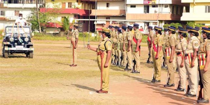 കോവിഡ് മാനദണ്ഡങ്ങള് പാലിച്ച് പ്രൗഢ പരേഡ് കോവിഡ് മാനദണ്ഡങ്ങള് പാലിച്ച് പ്രൗഢ പരേഡ്
