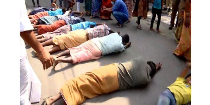 ദളിത് കുടുംബങ്ങൾ വീടിന് വേണ്ടി 102 ദിവസമായി നടത്തി വന്ന സമരം ഒത്തു തീര്പ്പായി ദളിത് കുടുംബങ്ങൾ വീടിന് വേണ്ടി 102 ദിവസമായി നടത്തി വന്ന സമരം ഒത്തു തീര്പ്പായി