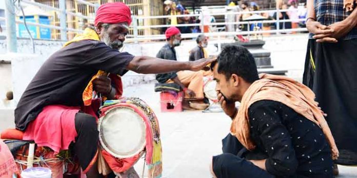 സന്നിധാനത്ത് പറകൊട്ടിപ്പാടി അഞ്ച് പതിറ്റാണ്ടുകള് ; പ്രസാദം ഈ ജീവിതം സന്നിധാനത്ത് പറകൊട്ടിപ്പാടി അഞ്ച് പതിറ്റാണ്ടുകള് ; പ്രസാദം ഈ ജീവിതം