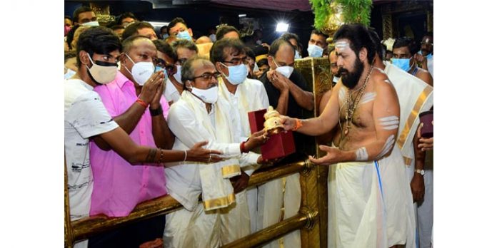 അയ്യപ്പന് നേര്ച്ചയായി അമൂല്യ രത്നങ്ങള് പതിപ്പിച്ച സ്വര്ണ കിരീടം അയ്യപ്പന് നേര്ച്ചയായി അമൂല്യ രത്നങ്ങള് പതിപ്പിച്ച സ്വര്ണ കിരീടം
