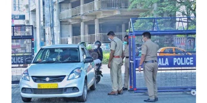 സംസ്ഥാനത്ത് കൊവിഡ് അതിരൂക്ഷം ; നാളെ അവശ്യ സർവീസ് മാത്രം സംസ്ഥാനത്ത് കൊവിഡ് അതിരൂക്ഷം ; നാളെ അവശ്യ സർവീസ് മാത്രം