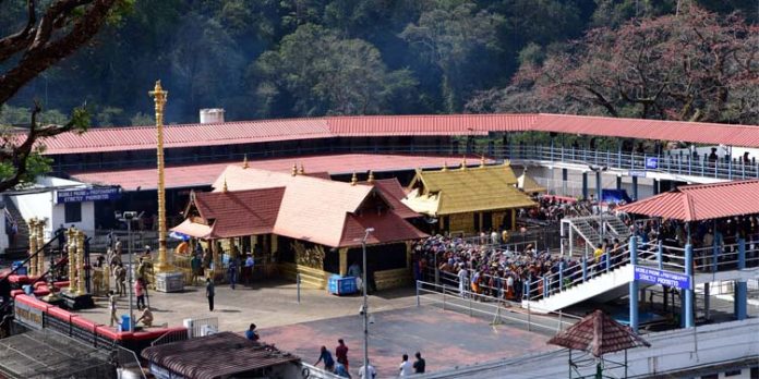 ശബരിമലയിൽ തീർത്ഥാടകൻ എറിഞ്ഞ തേങ്ങ വീണ് ജീവനക്കാരന്റെ തലയ്ക്ക് പരിക്കേറ്റു ശബരിമലയിൽ തീർത്ഥാടകൻ എറിഞ്ഞ തേങ്ങ വീണ് ജീവനക്കാരന്റെ തലയ്ക്ക് പരിക്കേറ്റു