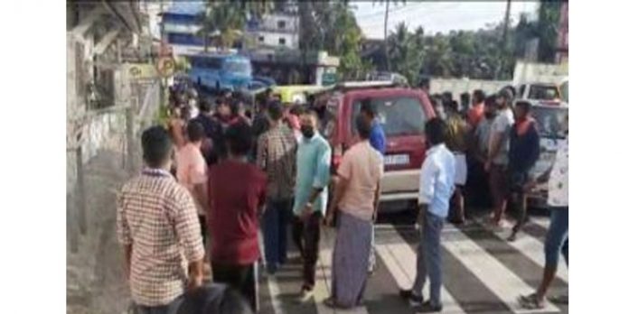 മുണ്ടക്കയത്ത് ഓട്ടോക്കാരും കാർ യാത്രികരും തമ്മിൽ സംഘർഷം മുണ്ടക്കയത്ത് ഓട്ടോക്കാരും കാർ യാത്രികരും തമ്മിൽ സംഘർഷം