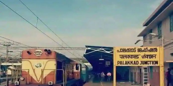ട്രെയിനിൽ നിന്നും 27 കിലോ കഞ്ചാവ് പിടികൂടി ; പെൺകുട്ടിയടക്കം മൂന്ന് പേർ അറസ്റ്റിൽ ട്രെയിനിൽ നിന്നും 27 കിലോ കഞ്ചാവ് പിടികൂടി ; പെൺകുട്ടിയടക്കം മൂന്ന് പേർ അറസ്റ്റിൽ