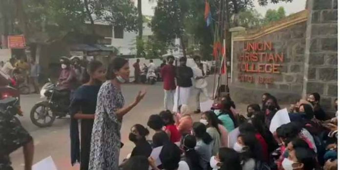 ഹോസ്റ്റലില് തിരികെ കയറേണ്ട സമയം ഒമ്പതരയാക്കണം’; യുസി കോളേജില് വിദ്യാര്ത്ഥി സമരം ഹോസ്റ്റലില് തിരികെ കയറേണ്ട സമയം ഒമ്പതരയാക്കണം’; യുസി കോളേജില് വിദ്യാര്ത്ഥി സമരം