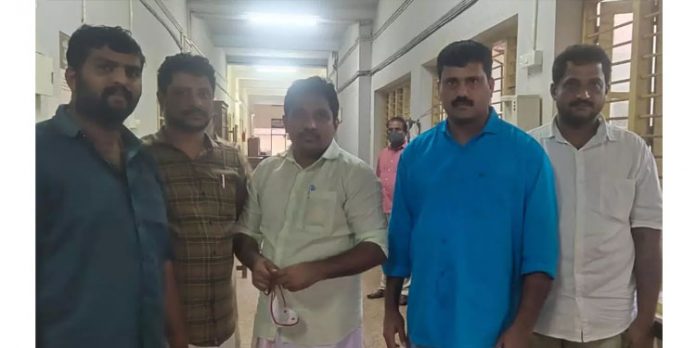 റിജിൽ മാക്കുറ്റിയടക്കമുള്ള യൂത്ത് കോൺഗ്രസ് നേതാക്കൾക്ക് ജാമ്യം റിജിൽ മാക്കുറ്റിയടക്കമുള്ള യൂത്ത് കോൺഗ്രസ് നേതാക്കൾക്ക് ജാമ്യം