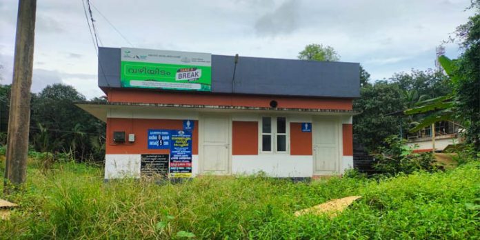 കാട് മൂടി ആർക്കും ഉപകരിക്കാതെ കോന്നി പഞ്ചായത്തിന് കീഴിലെ ശൗചാലയങ്ങള് കാട് മൂടി ആർക്കും ഉപകരിക്കാതെ കോന്നി പഞ്ചായത്തിന് കീഴിലെ ശൗചാലയങ്ങള്