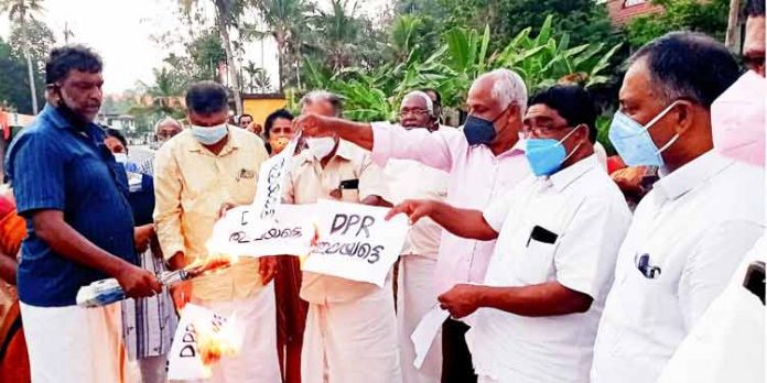 സിൽവർ ലൈൻ വിരുദ്ധ ജനകീയ സമിതി ഡിപിആർ കത്തിച്ച് പ്രതിഷേധം സിൽവർ ലൈൻ വിരുദ്ധ ജനകീയ സമിതി ഡിപിആർ കത്തിച്ച് പ്രതിഷേധം