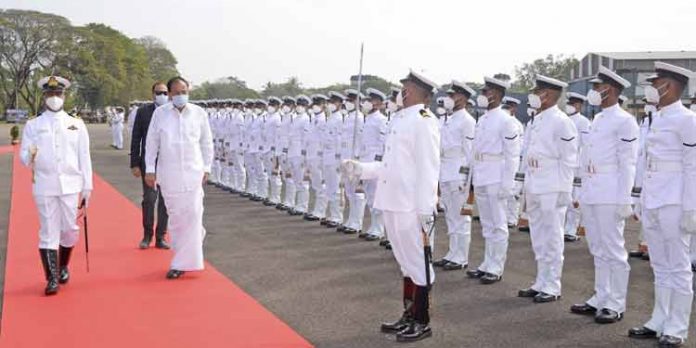 ഉപ രാഷ്ട്രപതി വെങ്കയ്യ നായിഡു കൊച്ചിയില് ; നാവികസേനാ വിമാനത്താവളത്തിൽ ഊഷ്മള സ്വീകരണം ഉപ രാഷ്ട്രപതി വെങ്കയ്യ നായിഡു കൊച്ചിയില് ; നാവികസേനാ വിമാനത്താവളത്തിൽ ഊഷ്മള സ്വീകരണം