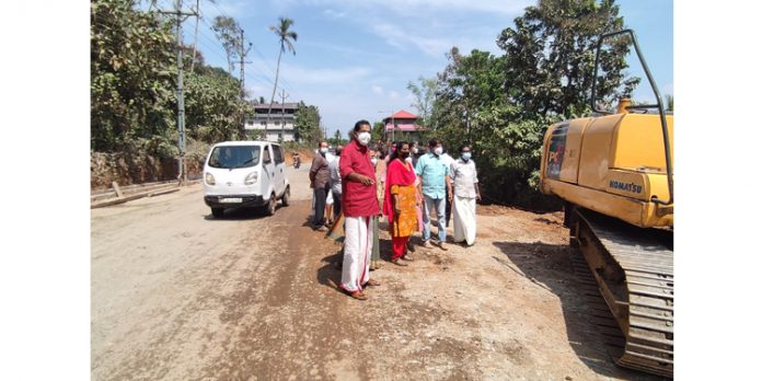 സുരക്ഷ ഒരുക്കാതെയുള്ള റോഡ് നിർമ്മാണം തടഞ്ഞു സുരക്ഷ ഒരുക്കാതെയുള്ള റോഡ് നിർമ്മാണം തടഞ്ഞു