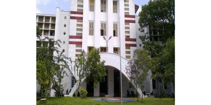 തിരുവനന്തപുരത്ത് എഞ്ചിനീയറിങ് കോളേജിൽ 100 ലേറെ പേർക്ക് കൊവിഡ് ; ഹോസ്റ്റൽ ഒഴിയാൻ നിർദ്ദേശം തിരുവനന്തപുരത്ത് എഞ്ചിനീയറിങ് കോളേജിൽ 100 ലേറെ പേർക്ക് കൊവിഡ് ; ഹോസ്റ്റൽ ഒഴിയാൻ നിർദ്ദേശം