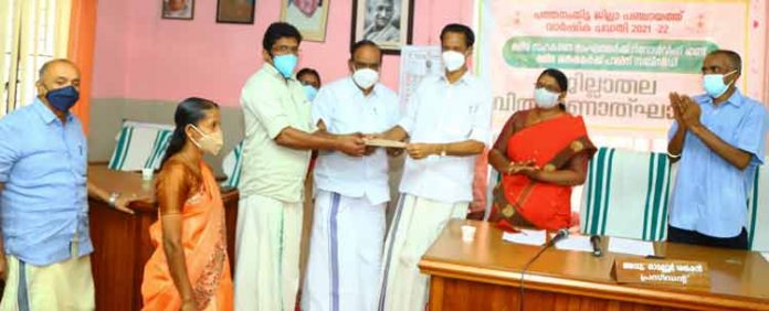 ക്ഷീര മേഖലയില് ജില്ലാ പഞ്ചായത്തിന്റെ 1.42 കോടി രൂപയുടെ പദ്ധതികള്ക്ക് തുടക്കമായി ക്ഷീര മേഖലയില് ജില്ലാ പഞ്ചായത്തിന്റെ 1.42 കോടി രൂപയുടെ പദ്ധതികള്ക്ക് തുടക്കമായി