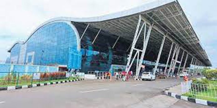 ഡ്യൂട്ടി ഫ്രീ ഷോപ്പിന് പൂട്ടിട്ട് കസ്റ്റംസ് ; പ്രതിസന്ധിയിലായി അദാനി ഗ്രൂപ്പ് ഡ്യൂട്ടി ഫ്രീ ഷോപ്പിന് പൂട്ടിട്ട് കസ്റ്റംസ് ; പ്രതിസന്ധിയിലായി അദാനി ഗ്രൂപ്പ്