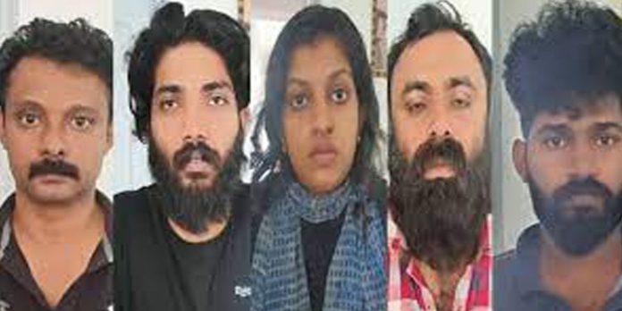 ഫ്ളാറ്റിലെ ലഹരിപാര്ട്ടി ; മൊബൈലില് നിറയെ ലഹരി ഉപയോഗിക്കുന്ന സ്ത്രീകളുടെ ദൃശ്യങ്ങള് – അഞ്ചുപേര് അറസ്റ്റില് ഫ്ളാറ്റിലെ ലഹരിപാര്ട്ടി ; മൊബൈലില് നിറയെ ലഹരി ഉപയോഗിക്കുന്ന സ്ത്രീകളുടെ ദൃശ്യങ്ങള് – അഞ്ചുപേര് അറസ്റ്റില്