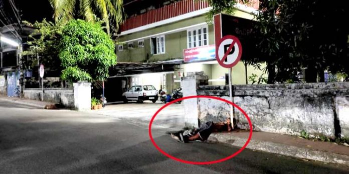 പത്തനംതിട്ട പോലീസ് സ്റ്റേഷന് മുമ്പില് അനധികൃത പാര്ക്കിംഗ് ; ഇതിനാര് പെറ്റിയടിക്കും ? പത്തനംതിട്ട പോലീസ് സ്റ്റേഷന് മുമ്പില് അനധികൃത പാര്ക്കിംഗ് ; ഇതിനാര് പെറ്റിയടിക്കും ?