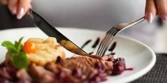രാത്രി ഭക്ഷണം കഴിക്കുമ്പോൾ ശ്രദ്ധിക്കണം രാത്രി ഭക്ഷണം കഴിക്കുമ്പോൾ ശ്രദ്ധിക്കണം