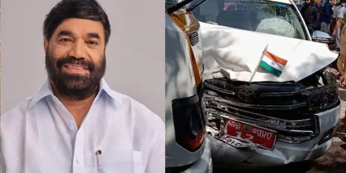 മന്ത്രി വിഎൻ വാസവന്റെ കാർ പിക്ക് അപ്പ് വാനുമായി കൂട്ടിയിടിച്ചു മന്ത്രി വിഎൻ വാസവന്റെ കാർ പിക്ക് അപ്പ് വാനുമായി കൂട്ടിയിടിച്ചു