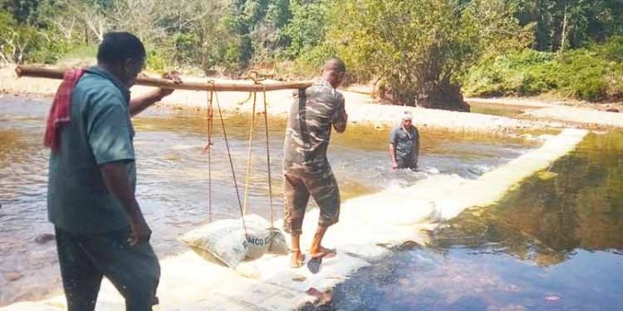 കുട്ടവഞ്ചി സവാരി കേന്ദ്രത്തില് മണല്ചാക്കുകള് അടുക്കി തുടങ്ങി കുട്ടവഞ്ചി സവാരി കേന്ദ്രത്തില് മണല്ചാക്കുകള് അടുക്കി തുടങ്ങി
