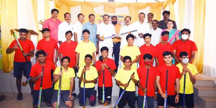 കോന്നി ശ്രീ നാരായണ പബ്ലിക് സ്കൂളിൽ ആദ്യത്തെ ഹോക്കി ടീമിന് തുടക്കം കുറിച്ചു കോന്നി ശ്രീ നാരായണ പബ്ലിക് സ്കൂളിൽ ആദ്യത്തെ ഹോക്കി ടീമിന് തുടക്കം കുറിച്ചു