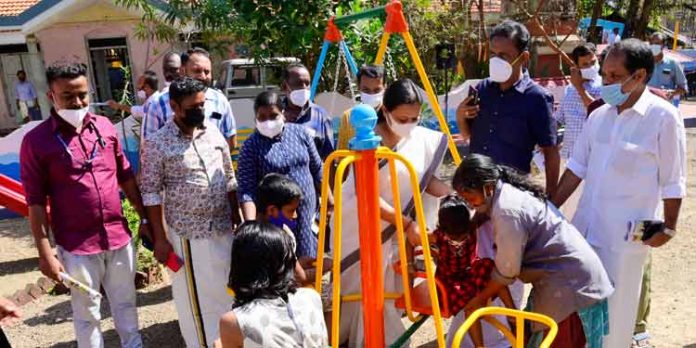 നവീകരിച്ച കുട്ടികളുടെ പാര്ക്ക് ജനങ്ങള്ക്കായി ആരോഗ്യ മന്ത്രി തുറന്നു കൊടുത്തു നവീകരിച്ച കുട്ടികളുടെ പാര്ക്ക് ജനങ്ങള്ക്കായി ആരോഗ്യ മന്ത്രി തുറന്നു കൊടുത്തു