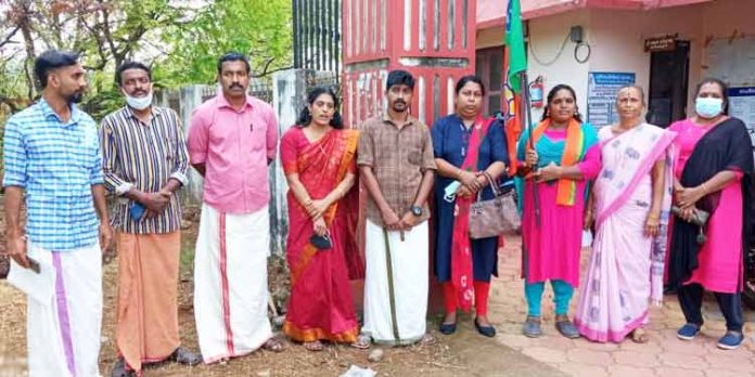 വഴിവിളക്കിനു വേണ്ടി നടത്തുന്ന സത്യഗ്രഹ സമരം ഏഴു ദിവസം പിന്നിട്ടു വഴിവിളക്കിനു വേണ്ടി നടത്തുന്ന സത്യഗ്രഹ സമരം ഏഴു ദിവസം പിന്നിട്ടു