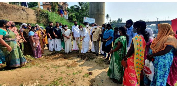 പമ്പ പുനരുദ്ധാരണ പദ്ധതി : വൃക്ഷ തൈകൾ നട്ടുപിടിപ്പിക്കുന്ന പദ്ധതിക്ക് തുടക്കമായി പമ്പ പുനരുദ്ധാരണ പദ്ധതി : വൃക്ഷ തൈകൾ നട്ടുപിടിപ്പിക്കുന്ന പദ്ധതിക്ക് തുടക്കമായി